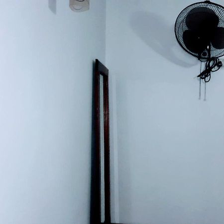 Deiyannewela Black And White Kandy Guest House 02 מראה חיצוני תמונה