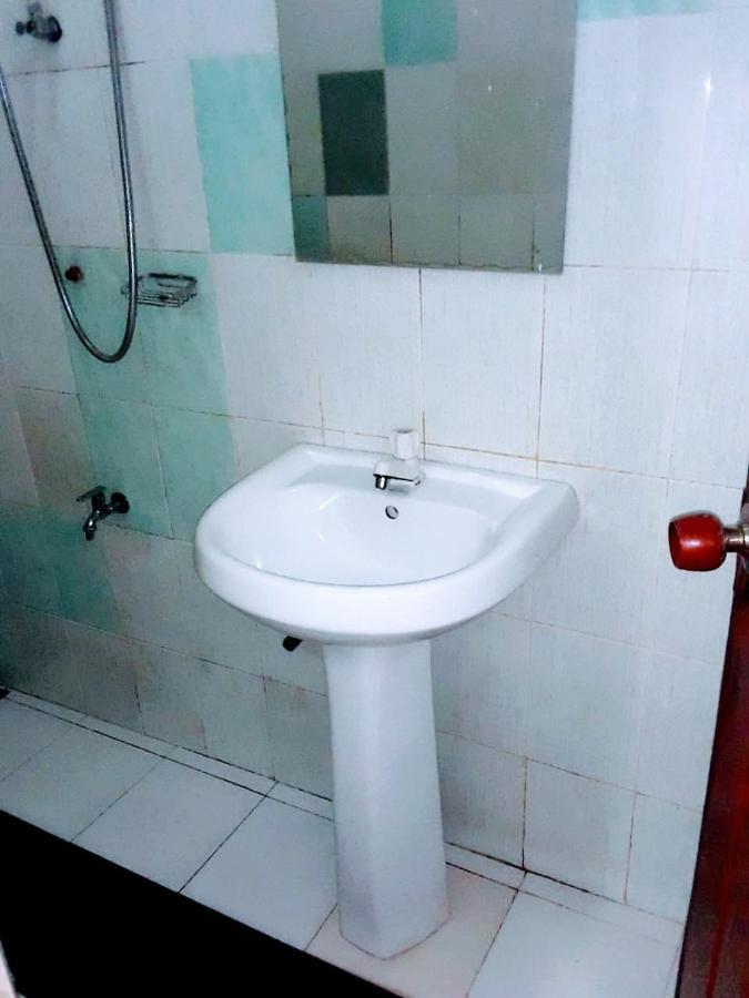 Deiyannewela Black And White Kandy Guest House 02 מראה חיצוני תמונה