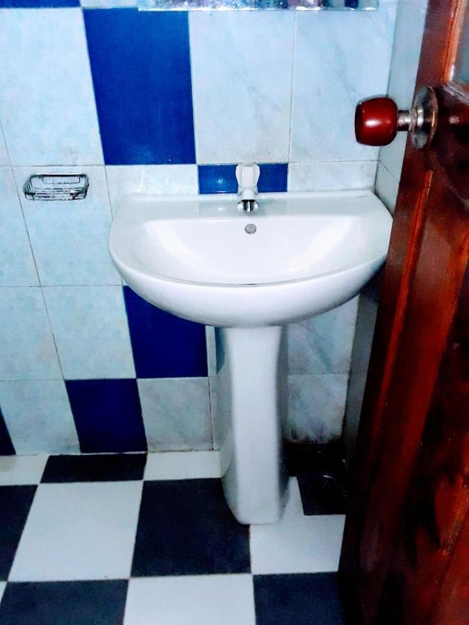 Deiyannewela Black And White Kandy Guest House 02 מראה חיצוני תמונה