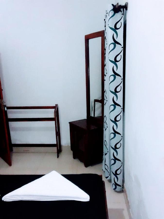 Deiyannewela Black And White Kandy Guest House 02 מראה חיצוני תמונה