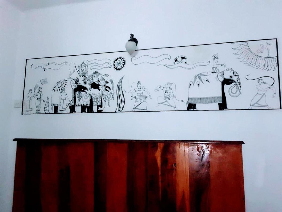 Deiyannewela Black And White Kandy Guest House 02 מראה חיצוני תמונה