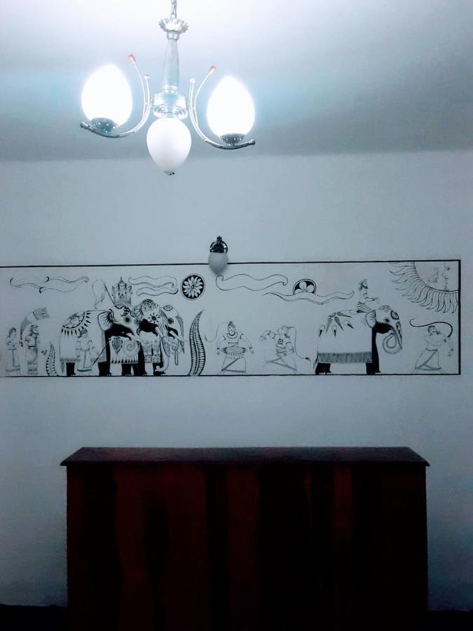 Deiyannewela Black And White Kandy Guest House 02 מראה חיצוני תמונה
