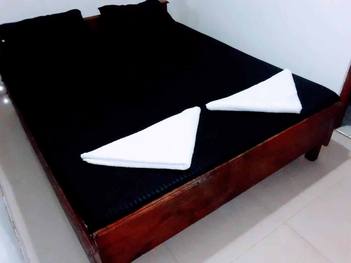 Deiyannewela Black And White Kandy Guest House 02 מראה חיצוני תמונה