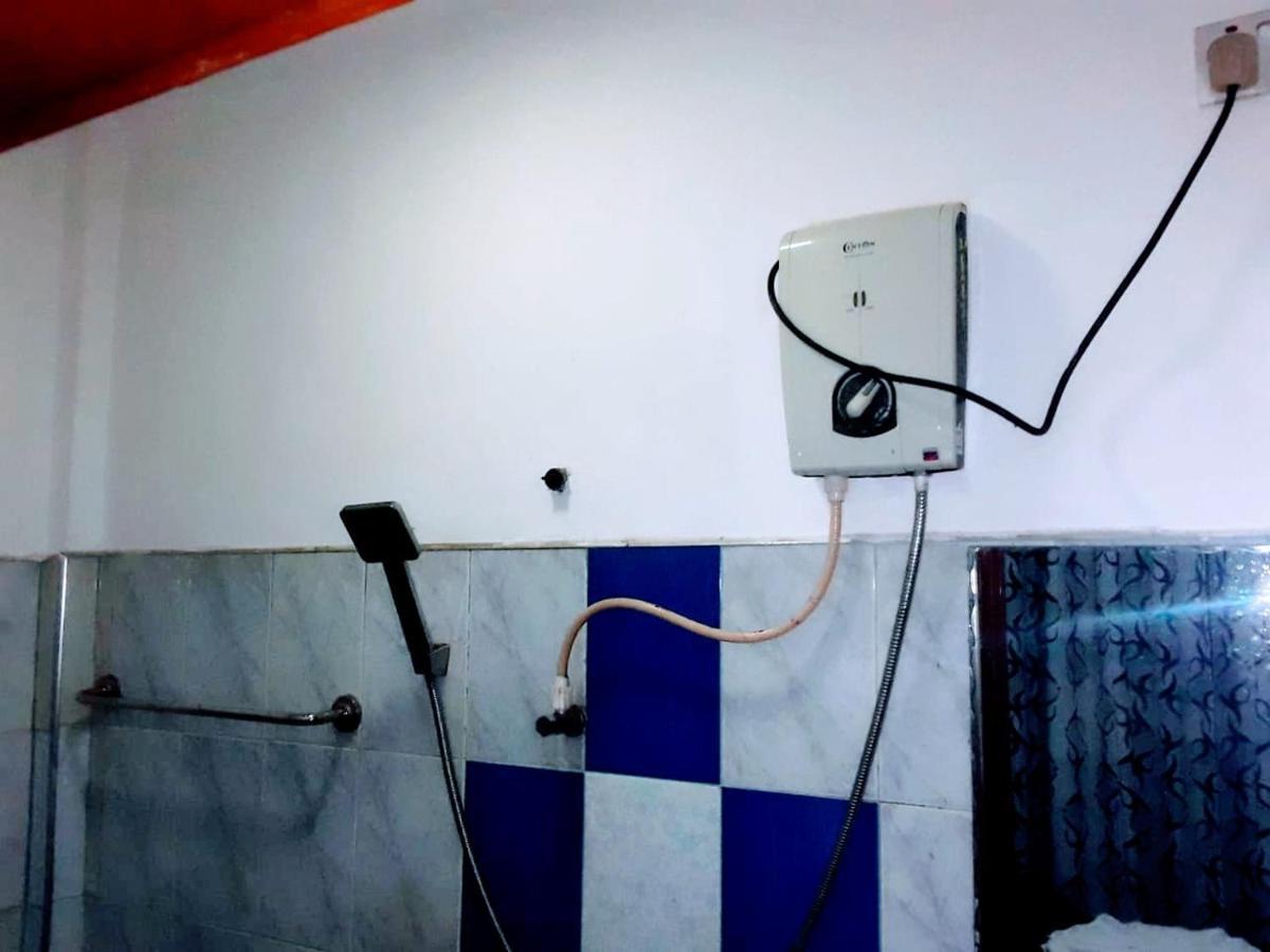 Deiyannewela Black And White Kandy Guest House 02 מראה חיצוני תמונה