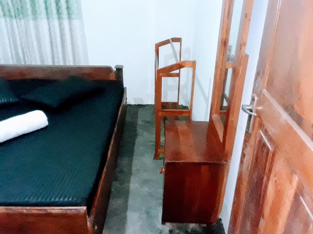 Deiyannewela Black And White Kandy Guest House 02 מראה חיצוני תמונה