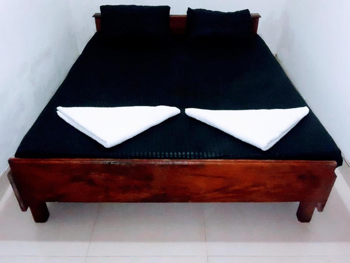 Deiyannewela Black And White Kandy Guest House 02 מראה חיצוני תמונה
