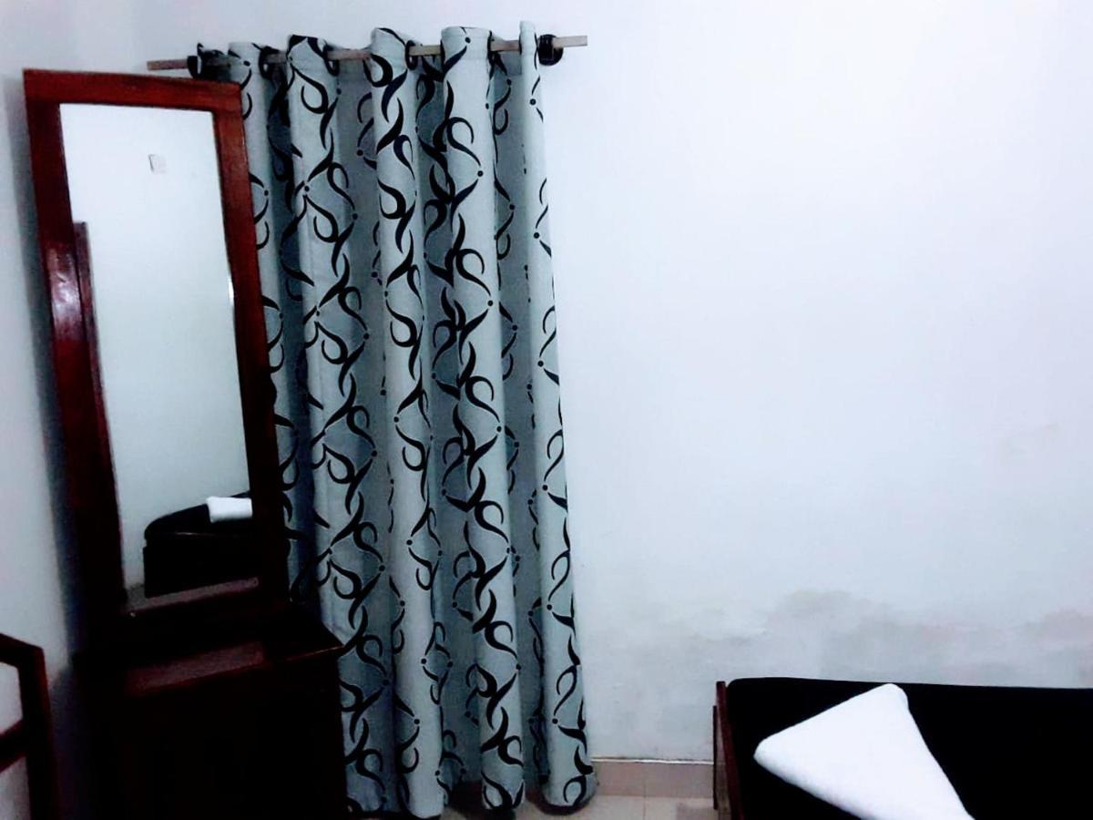 Deiyannewela Black And White Kandy Guest House 02 מראה חיצוני תמונה
