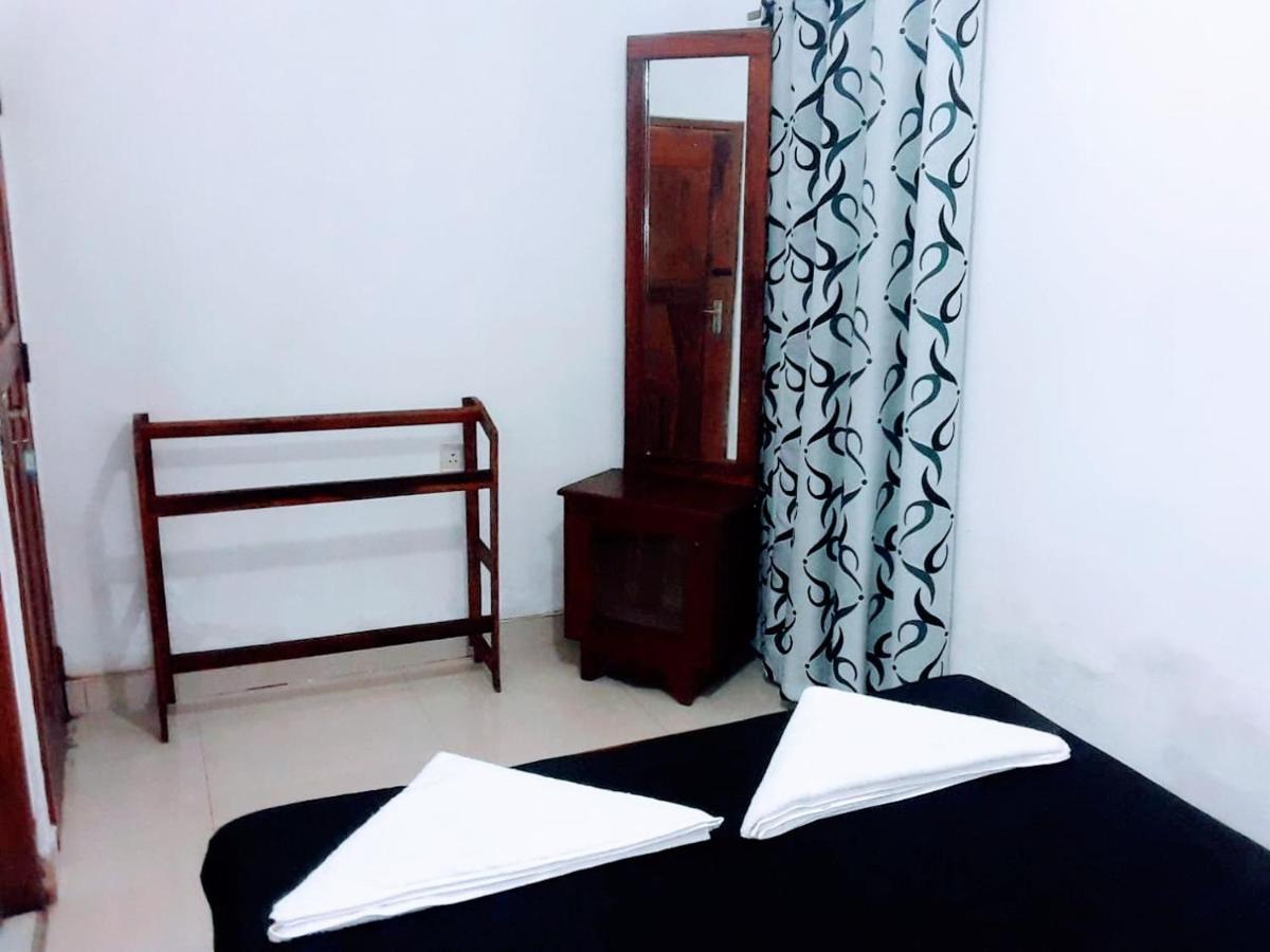 Deiyannewela Black And White Kandy Guest House 02 מראה חיצוני תמונה