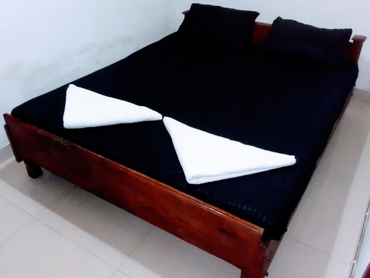 Deiyannewela Black And White Kandy Guest House 02 מראה חיצוני תמונה