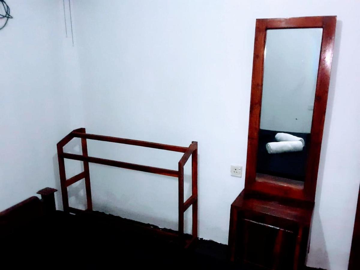 Deiyannewela Black And White Kandy Guest House 02 מראה חיצוני תמונה