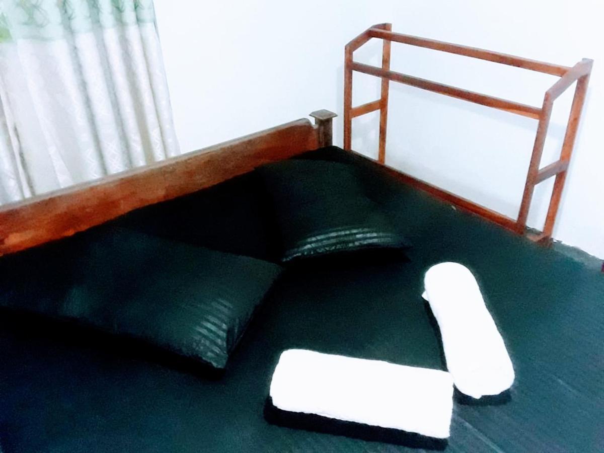 Deiyannewela Black And White Kandy Guest House 02 מראה חיצוני תמונה