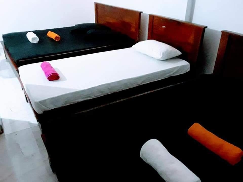 Deiyannewela Black And White Kandy Guest House 02 מראה חיצוני תמונה